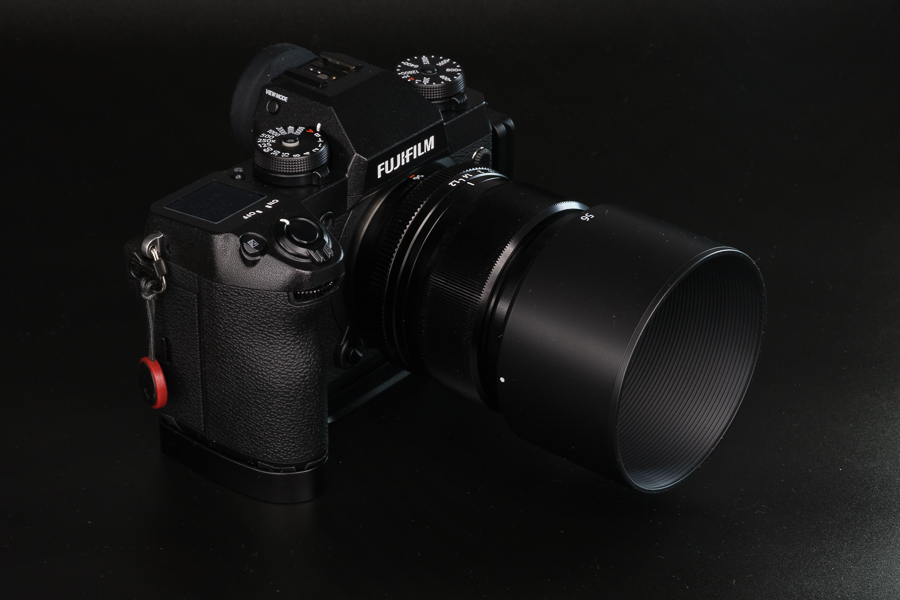 XF56mm のフードは定番の角形メタルフード LH-XF23 ではなく