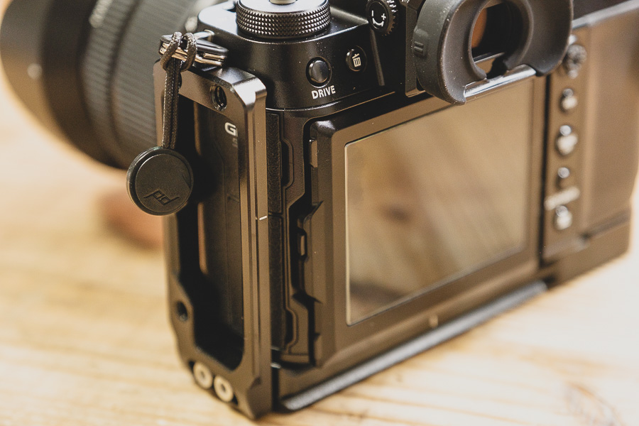 GFX50S II に SmallRig のLブラケットを装着｜FUJI X がある生活